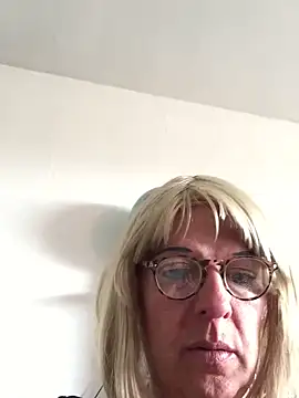 Snapshot of simone_xdressing chatting on 26, 4, 2026 simone xdressing online show from 26, 4, 2026