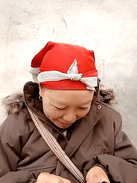 girl-hot2x online show from 5, 12, 2025