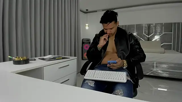 Snapshot of master_leather chatting on 29, 4, 2026 master leather online show from 29, 4, 2026