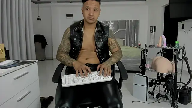 Snapshot of master_leather chatting on 22, 5, 2026 master leather online show from 22, 5, 2026