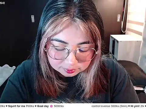 Snapshot of YiniBelle chatting on 17, 4, 2026 YiniBelle online show from 17, 4, 2026