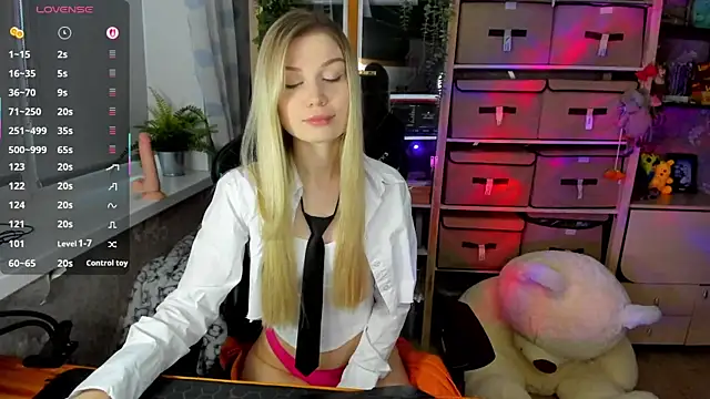 Snapshot of blondie_lina chatting on 13, 11, 2025 blondie lina online show from 13, 11, 2025