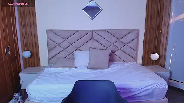 Laracooper  online show from 14, 3, 2026