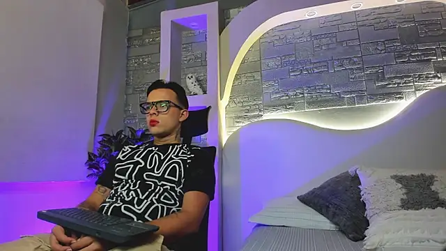 Valentino moretti online show from 1, 12, 2025