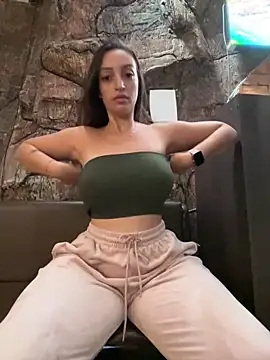 Snapshot of BelleRune chatting on 3, 4, 2026 BelleRune online show from 3, 4, 2026