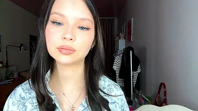 Snapshot of EmmaJonse chatting on 17, 11, 2025 EmmaJonse online show from 17, 11, 2025