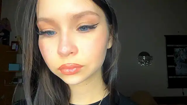 Snapshot of EmmaJonse chatting on 1, 12, 2025 EmmaJonse online show from 1, 12, 2025