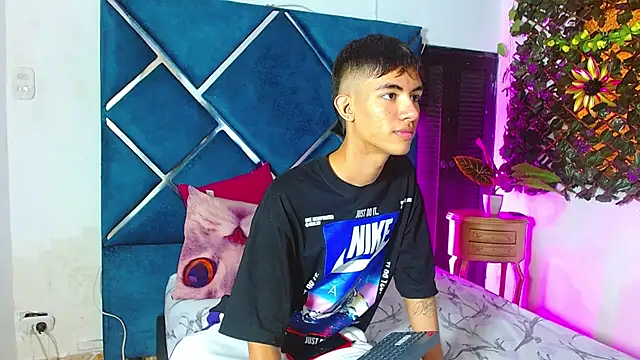 Snapshot of JamesConnor001 chatting on 17, 11, 2025 JamesConnor001 online show from 17, 11, 2025