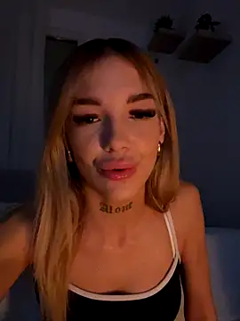 Snapshot of lunababy77 chatting on 24, 11, 2025 lunababy77 online show from 24, 11, 2025