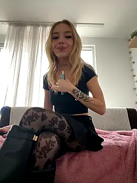 Snapshot of lunababy77 chatting on 5, 12, 2025 lunababy77 online show from 5, 12, 2025