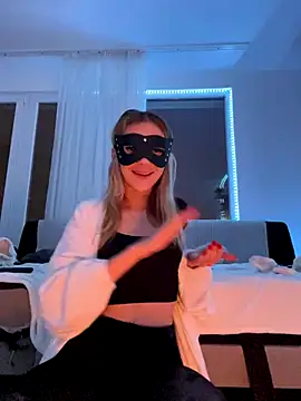 Snapshot of lunababy77 chatting on 18, 12, 2025 lunababy77 online show from 18, 12, 2025