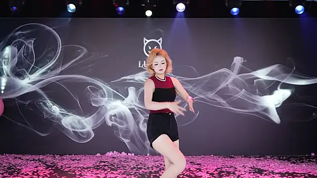 Snapshot of LU-909 chatting on 3, 12, 2025 LU-909 online show from 3, 12, 2025