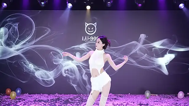 Snapshot of LU-909 chatting on 5, 12, 2025 LU-909 online show from 5, 12, 2025