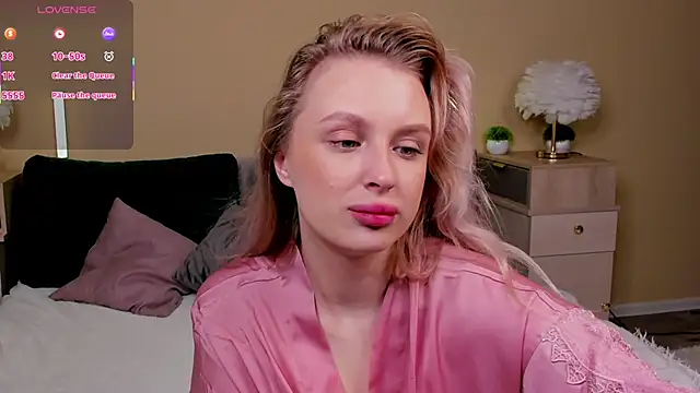 Snapshot of KiraRuiz chatting on 8, 2, 2026 KiraRuiz online show from 8, 2, 2026