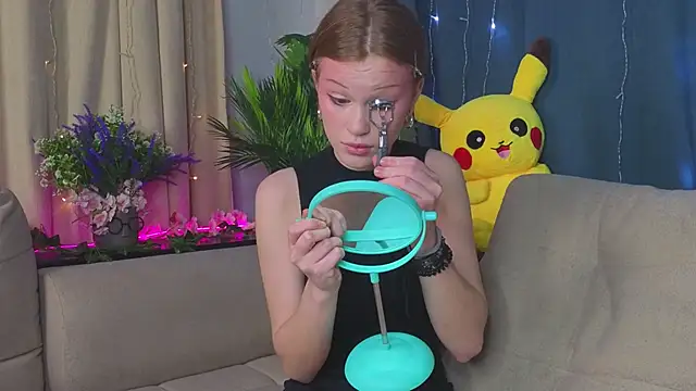 Snapshot of KarieBowery chatting on 4, 12, 2025 KarieBowery online show from 4, 12, 2025