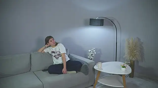 LyndaSkorcz online show from 23, 11, 2025