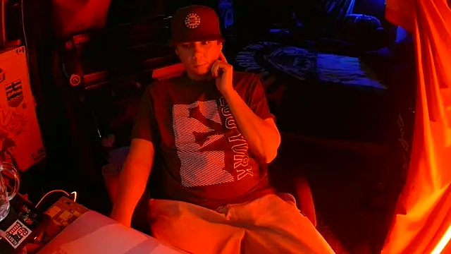 Snapshot of Bowerboi chatting on 22, 11, 2025 Bowerboi online show from 22, 11, 2025