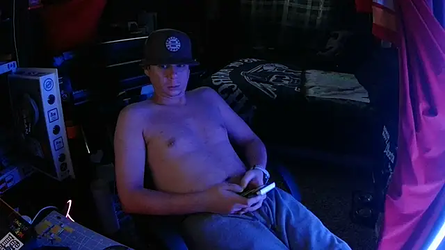 Snapshot of Bowerboi chatting on 22, 11, 2025 Bowerboi online show from 22, 11, 2025