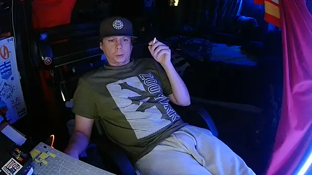 Snapshot of Bowerboi chatting on 25, 11, 2025 Bowerboi online show from 25, 11, 2025