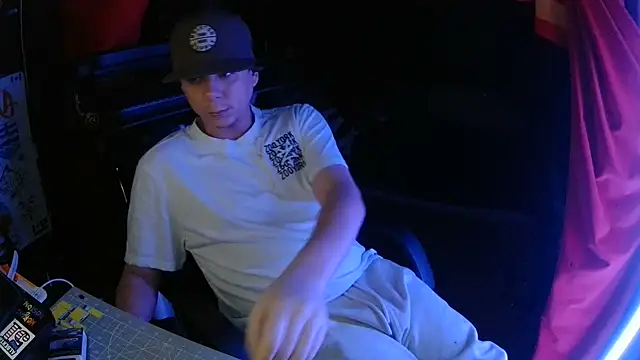 Snapshot of Bowerboi chatting on 26, 11, 2025 Bowerboi online show from 26, 11, 2025