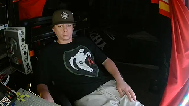 Snapshot of Bowerboi chatting on 27, 11, 2025 Bowerboi online show from 27, 11, 2025