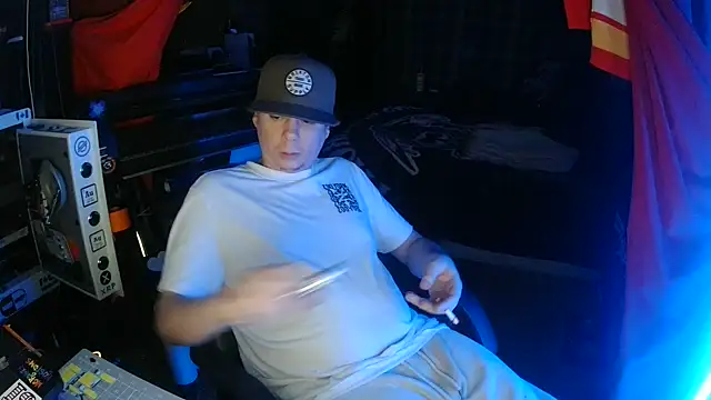 Snapshot of Bowerboi chatting on 30, 11, 2025 Bowerboi online show from 30, 11, 2025