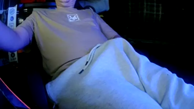 Snapshot of Bowerboi chatting on 14, 12, 2025 Bowerboi online show from 14, 12, 2025