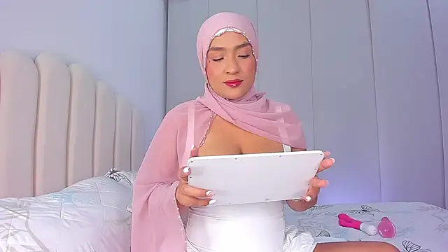 Snapshot of Amira-Zahra chatting on 26, 4, 2026 Amira-Zahra online show from 26, 4, 2026