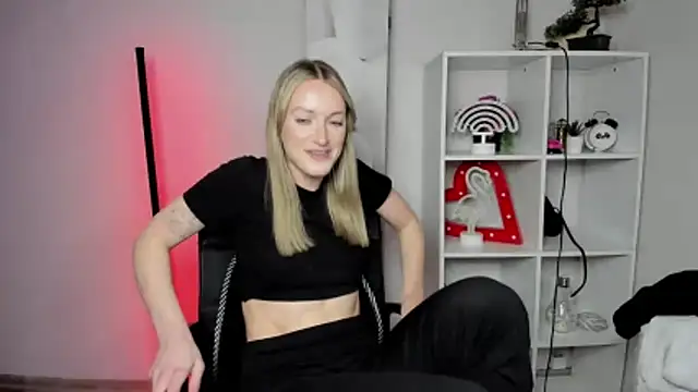 Snapshot of EvelynBlond chatting on 2, 3, 2026 EvelynBlond online show from 2, 3, 2026