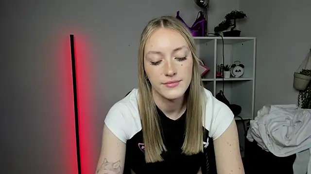 Snapshot of EvelynBlond chatting on 11, 3, 2026 EvelynBlond online show from 11, 3, 2026