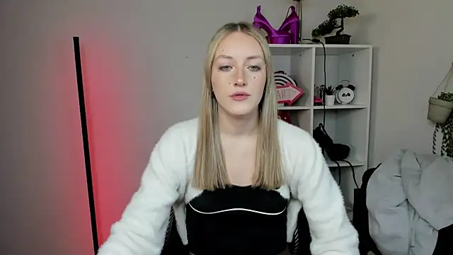 Snapshot of EvelynBlond chatting on 12, 3, 2026 EvelynBlond online show from 12, 3, 2026