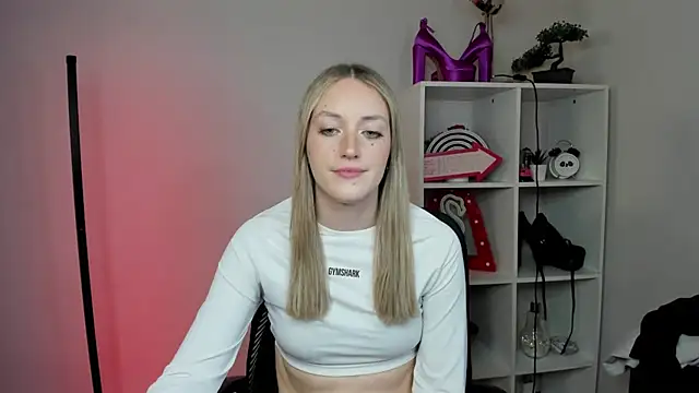 Snapshot of EvelynBlond chatting on 18, 3, 2026 EvelynBlond online show from 18, 3, 2026