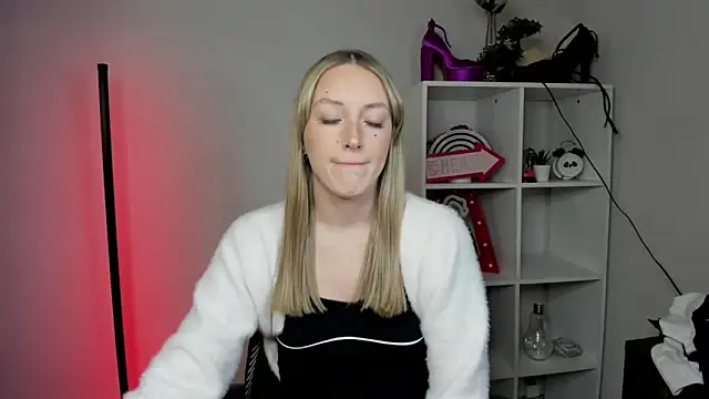 Snapshot of EvelynBlond chatting on 23, 3, 2026 EvelynBlond online show from 23, 3, 2026