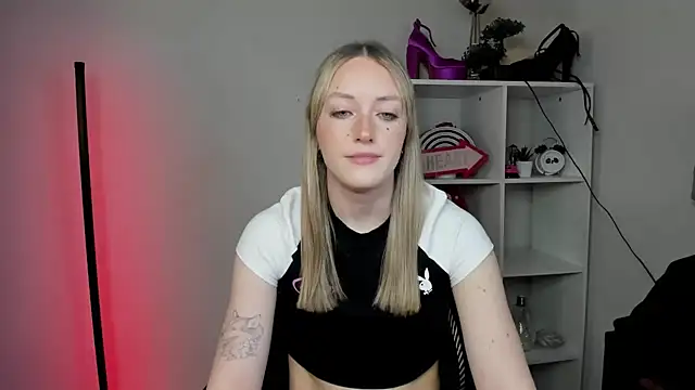 Snapshot of EvelynBlond chatting on 24, 3, 2026 EvelynBlond online show from 24, 3, 2026