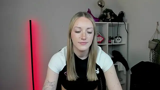 Snapshot of EvelynBlond chatting on 1, 4, 2026 EvelynBlond online show from 1, 4, 2026