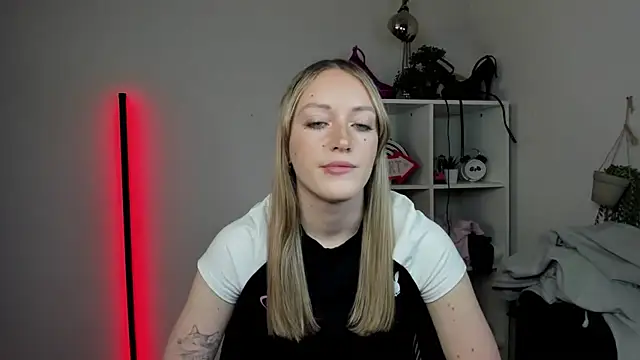 Snapshot of EvelynBlond chatting on 9, 4, 2026 EvelynBlond online show from 9, 4, 2026