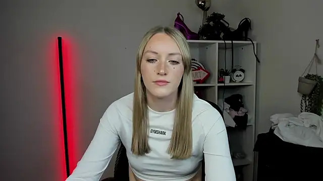 Snapshot of EvelynBlond chatting on 10, 4, 2026 EvelynBlond online show from 10, 4, 2026