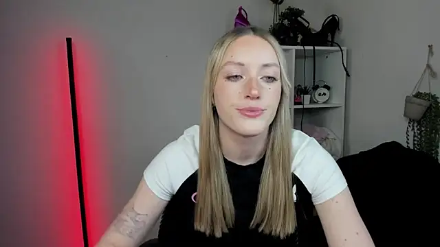 Snapshot of EvelynBlond chatting on 16, 4, 2026 EvelynBlond online show from 16, 4, 2026