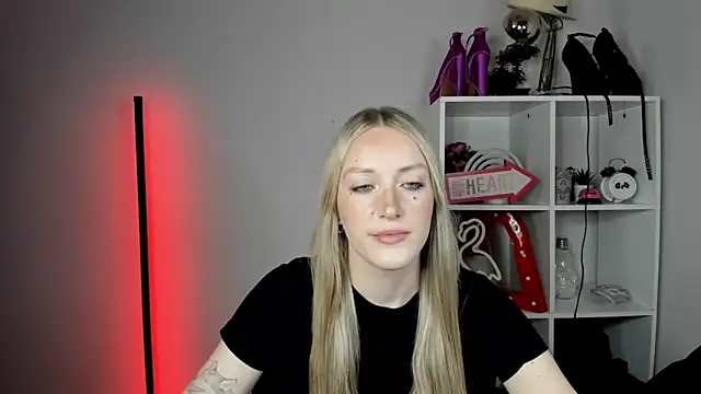 Snapshot of EvelynBlond chatting on 10, 6, 2026 EvelynBlond online show from 10, 6, 2026