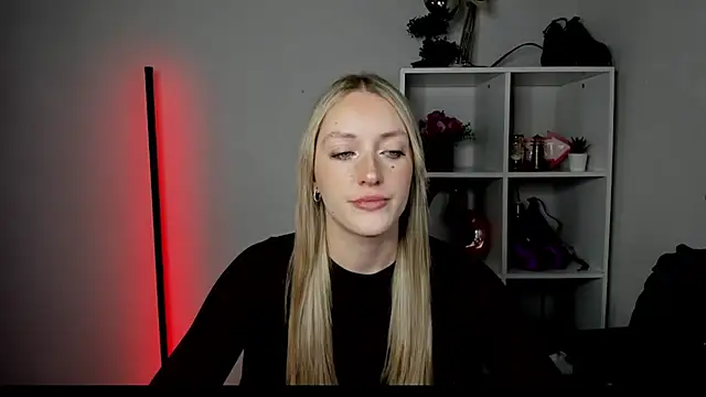 Snapshot of EvelynBlond chatting on 6, 7, 2026 EvelynBlond online show from 6, 7, 2026