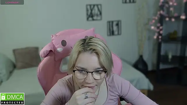 Snapshot of Megan_Lora chatting on 2, 12, 2025 Megan Lora online show from 2, 12, 2025