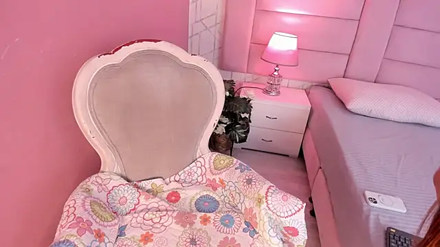 Snapshot of VictoriaLasse chatting on 4, 4, 2026 VictoriaLasse online show from 4, 4, 2026