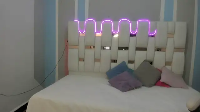 mask red girl online show from 10, 1, 2026