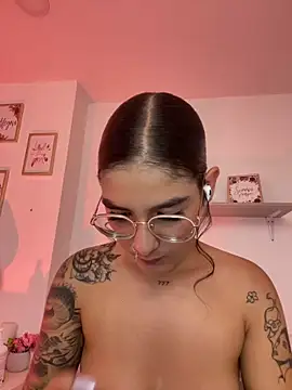 Snapshot of LauraRaider chatting on 15, 5, 2026 LauraRaider online show from 15, 5, 2026