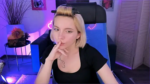 Snapshot of BlossomVesper chatting on 3, 12, 2025 BlossomVesper online show from 3, 12, 2025