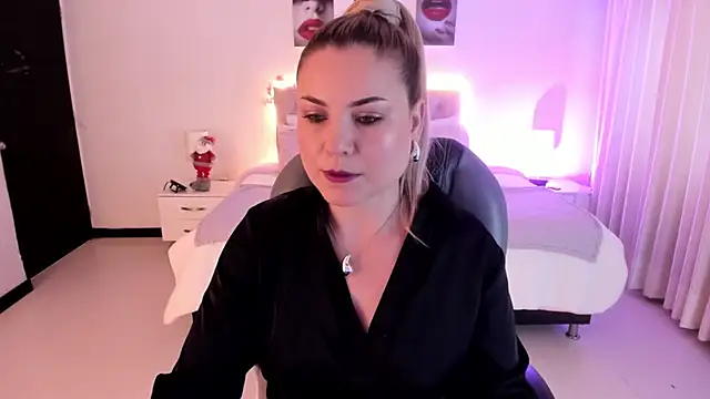 Snapshot of Violeta_Hotter chatting on 4, 12, 2025 Violeta Hotter online show from 4, 12, 2025