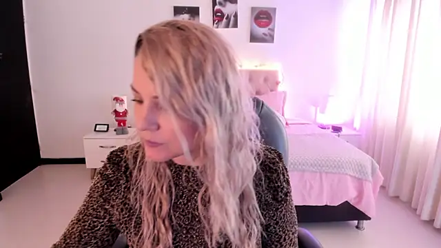 Snapshot of Violeta_Hotter chatting on 15, 12, 2025 Violeta Hotter online show from 15, 12, 2025