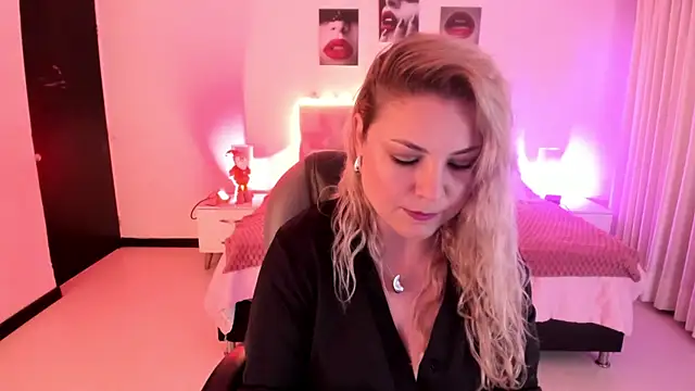 Snapshot of Violeta_Hotter chatting on 18, 12, 2025 Violeta Hotter online show from 18, 12, 2025