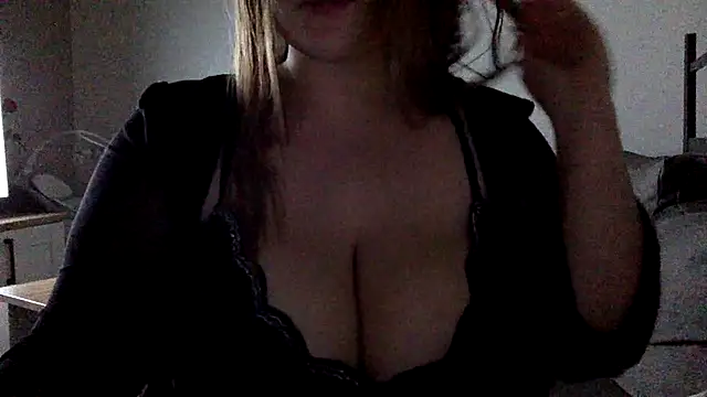 Snapshot of Blue-Coxy chatting on 15, 12, 2025 Blue-Coxy online show from 15, 12, 2025