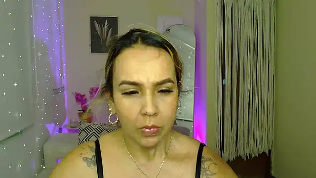 Snapshot of Aunty_milf chatting on 30, 6, 2026 Aunty milf online show from 30, 6, 2026